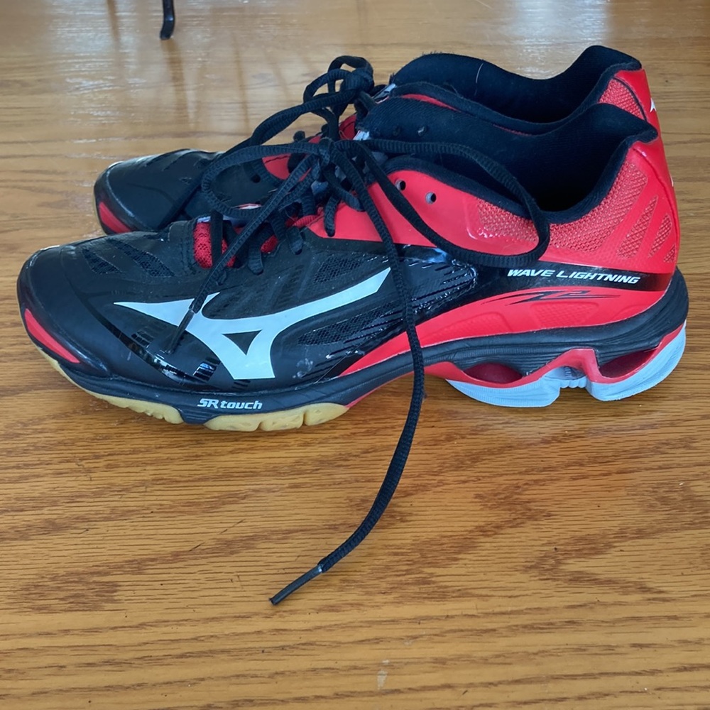 Used Mizuno non-marking volleyball court shoes, size W9.5